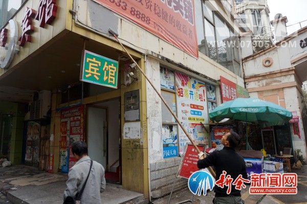conew_作业人员正在清理“牛皮癣”