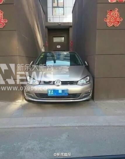 女司机墙缝间霸气停车 驾龄仅3个月