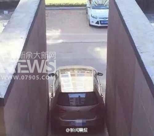 女司机墙缝间霸气停车 驾龄仅3个月
