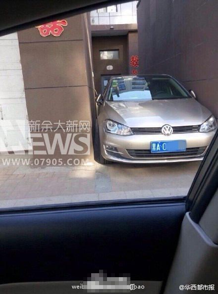 女司机墙缝间霸气停车 驾龄仅3个月