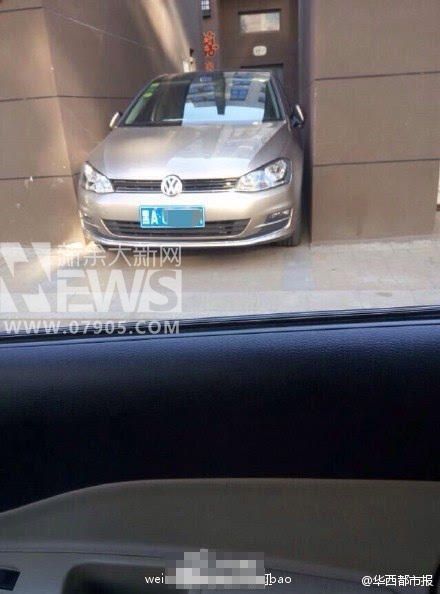 女司机墙缝间霸气停车 驾龄仅3个月