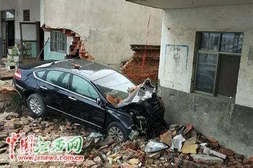 半边院墙被轿车撞塌(彭泽热线供图)