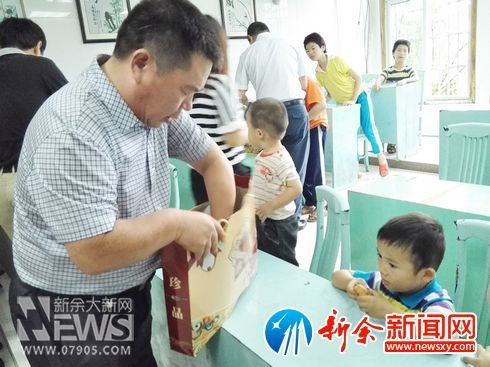 <p>和孤残儿童过中秋。</p>