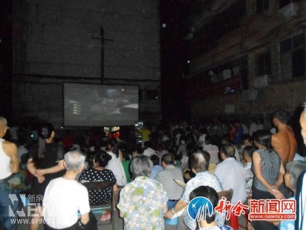 conew_在百花湖社区龙凤花园小区放映影片《百团大战》