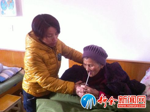 傅骁照顾母亲喝水。