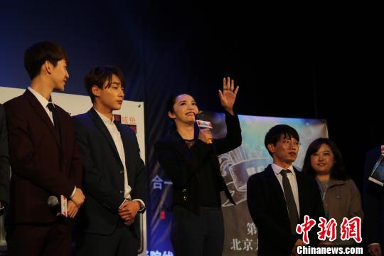 电影《梦想合伙人》揭幕第23届北京大学生电影节，主演姚晨受到大学生们热烈欢迎。　马海燕 摄