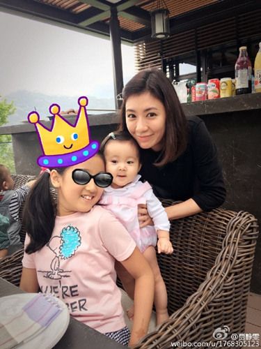 贾静雯晒母女三人合照袒露保护女儿心酸历程