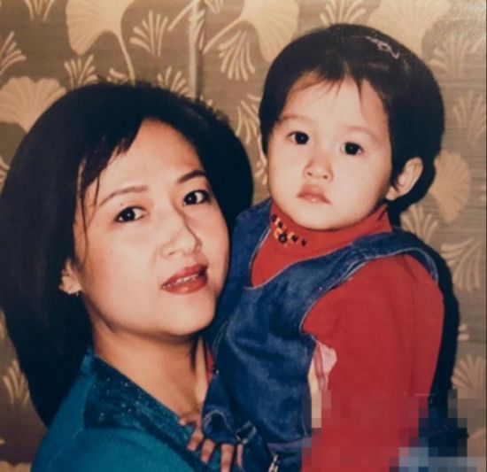 演员关晓彤的妈妈是谁 原来她并非老师那么简单