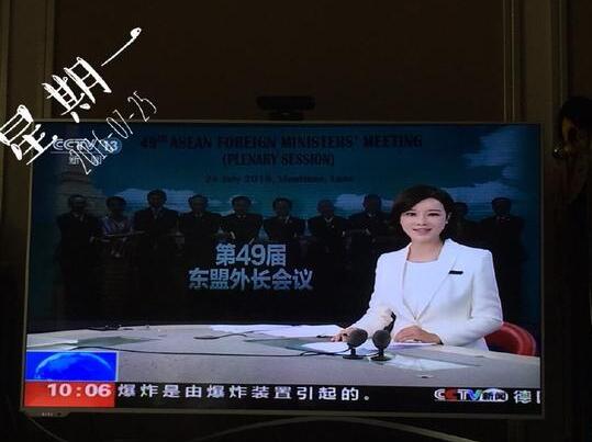 陆川妻子胡蝶复出 儿子趴地紧盯电视