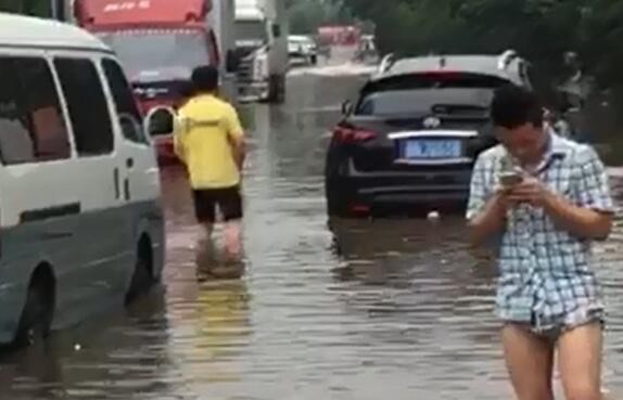 我在“帝都溜海”，型男“雨中救美”