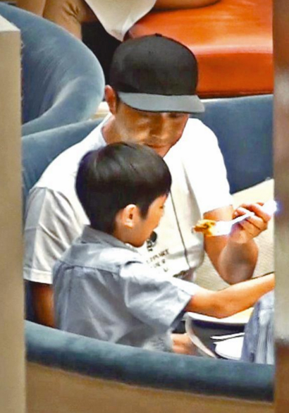 袁咏仪带帅气儿子吃饭 魔童比较黏张智霖