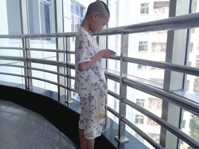 男孩遇车祸治伤期间染艾滋 起诉涉事医院等4被告