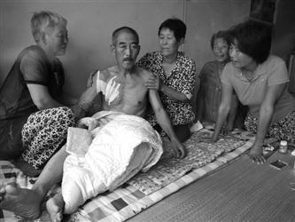 男子复婚遭拒捅前妻 六旬老汉空手夺刀救命