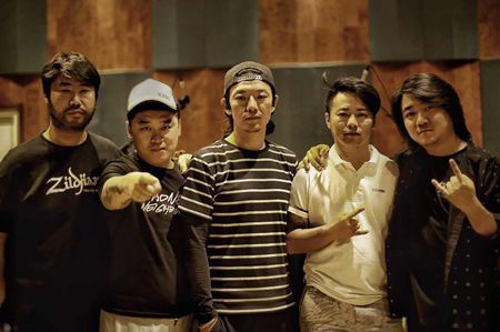 M2沙漠音乐节 “北京男孩”演绎现实版《老男孩》