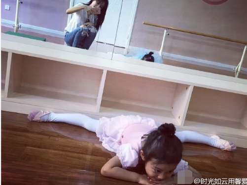 甜馨练芭蕾来了个大劈叉 李小璐忙摁快门记录