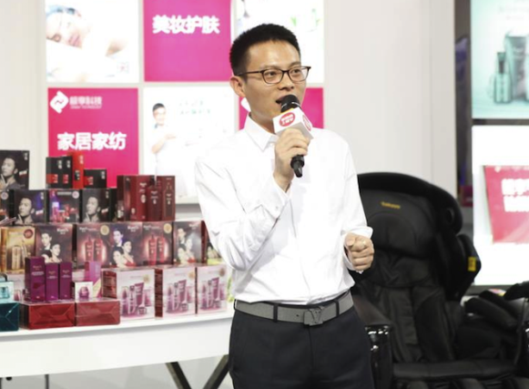 微商泥石流中的清泉：陈育新如何引爆群属经济