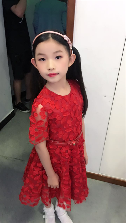 9岁女孩捡黑卡，失主奖赏女一号