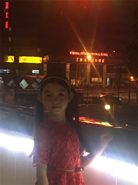 9岁女孩捡黑卡，失主奖赏女一号