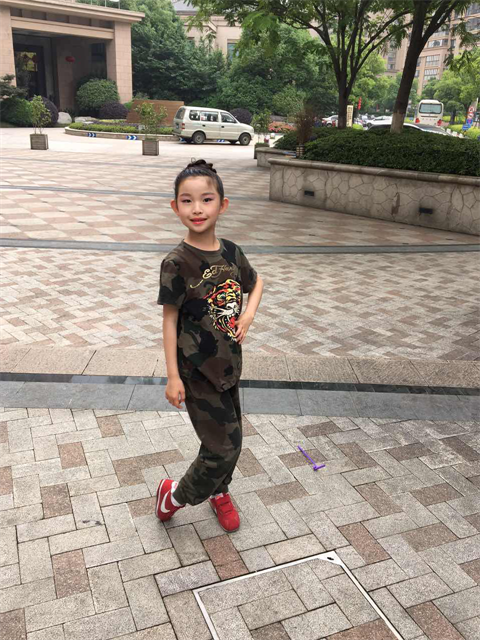 9岁女孩捡黑卡，失主奖赏女一号