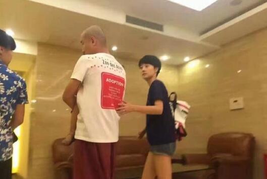 文章光头抱女儿