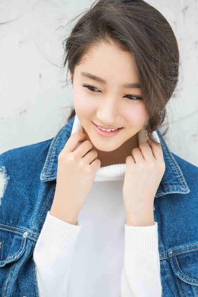 关晓彤军训合影照 美出了新高度