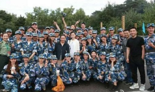 关晓彤军训合影照 美出了新高度