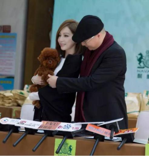 王心凌与耐威克老板飙戏竟遭萌狗无情抢镜！