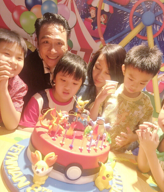 吴镇宇为费曼庆8岁生日 一家三口罕见同框
