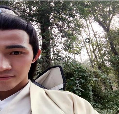 李子峰晒自拍 网友：这年头还有不P图的人