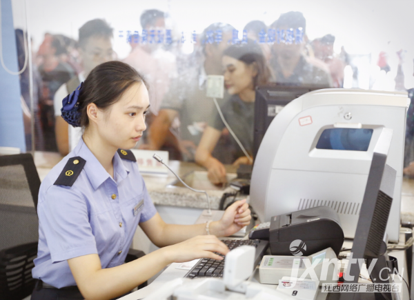 南昌西站售票员正在为购买了停运车票的旅客办理退票改签手续。