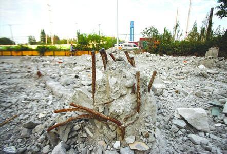 公交车站建成1年从未使用就被拆：碍地铁的事儿