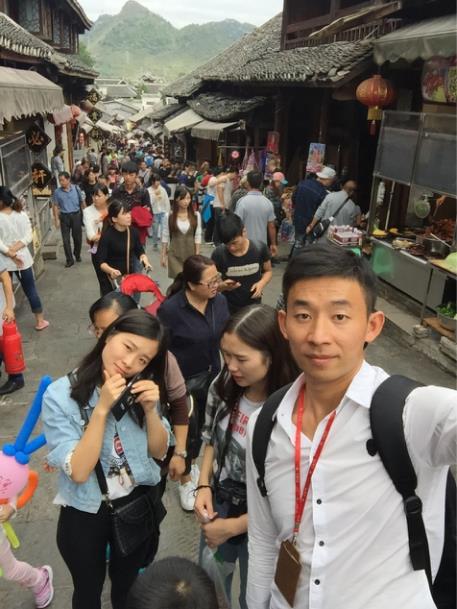 国庆首日主播直播游景点 一路逛吃揭秘美食制作工艺