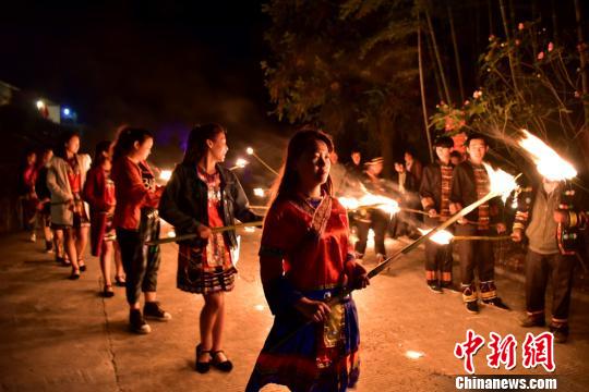 广东连山壮家人重阳节烧草屋“送火神”（图）