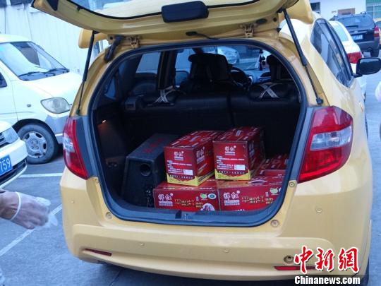 民警截获嫌疑车辆及可疑物品。　吴渊杰 摄