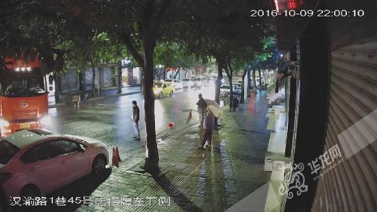 男子拦路停车反打小车司机 路怒族被行政拘留