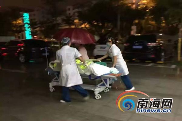 正能量！海口孕妇路边忽然临产 交警雨中帮接生