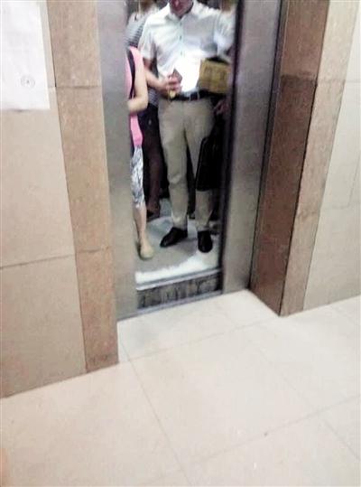 小区电梯有损，这张“温馨提示”吓坏邻居