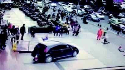 成都男子购买赃车上路 为避检查疯狂逆行撞人