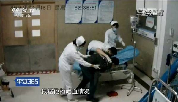 据CCTV12节目《平安365》节目内容，这是上海市第十人民医院急诊室中，4月时真实发生的一幕。当晚十点多，一名30岁左右的男子手捂着肚子，走进了急诊室，表情十分痛苦。就在医生和护士刚刚让男子躺在病床上，准备进行救治时，男子突然坐起，吐了一地鲜血。