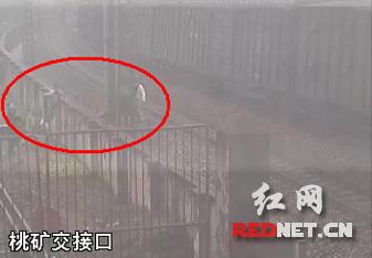 5名熊孩子比谁在火车最近时跳离 逼停火车7分钟