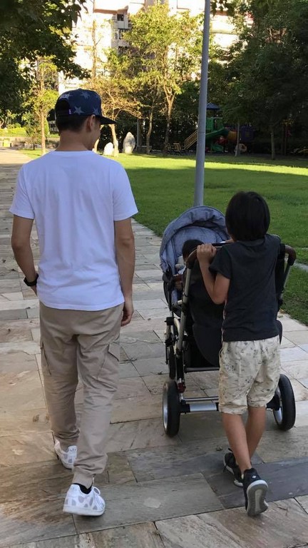 Kimi身高超林志颖腰部 推婴儿车显哥哥风范
