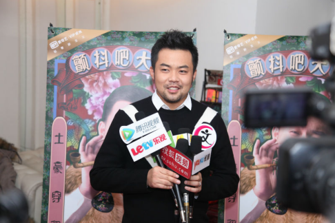 《颤抖吧大咖》土豪穿貂主题发布会，崔志佳扮土豪走秀惹爆笑！