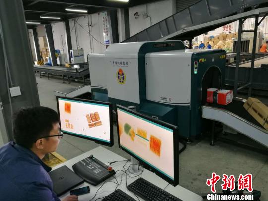 检验检疫部门部门引入可三维立体清晰成像的CT查验设备，增强对违禁入境邮包的警示。　陈静 摄