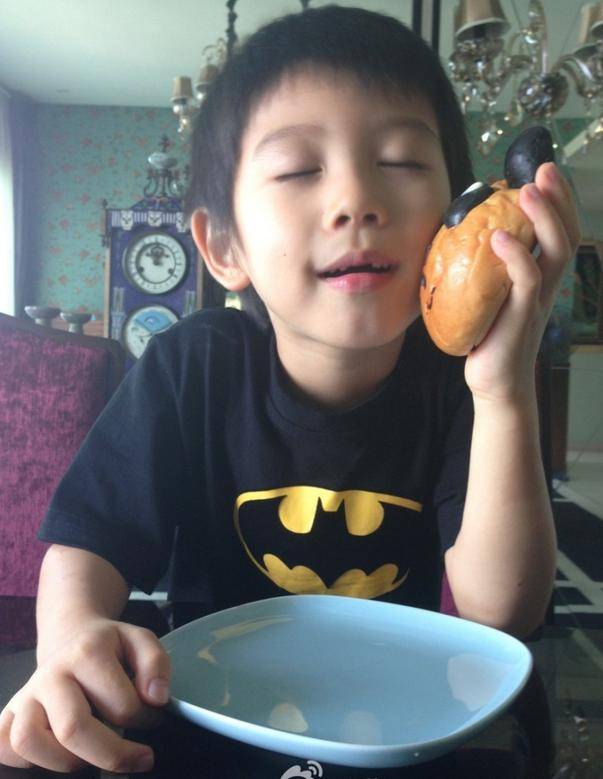 基因强大！胡静儿子才是萌娃界真正“颜王”