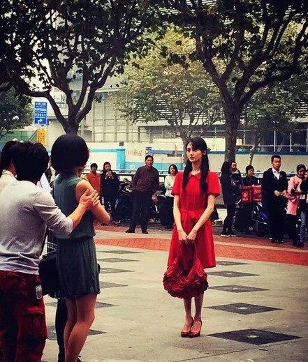 路人拍郑爽美如芭比娃娃，“蛛腰”成合影杀手