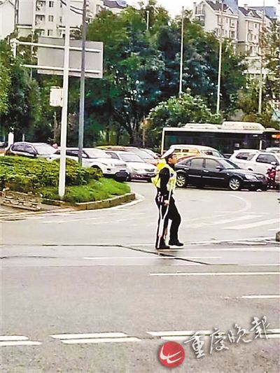 ▲读者上传汪春华拄拐杖执勤图片（请图片作者与本报联系）