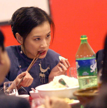 天啊，毁三观！盘点娱乐圈明星吃相囧照