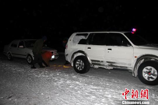 省道因风吹雪能见度20米新疆吉木乃公路分局深夜救人