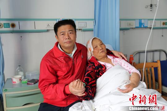 贾绍全和妻子龙大勇 高琦 摄