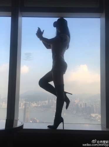 美臀翘飞！邹市明娇妻窗前风骚似钢管舞女
